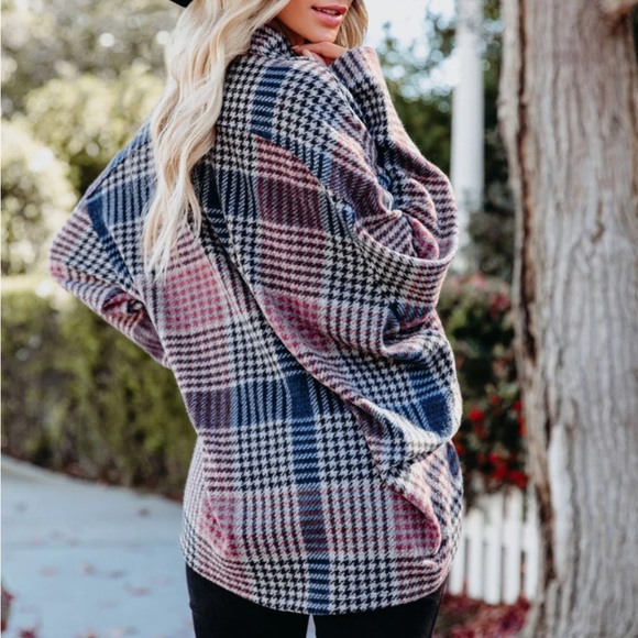 Vici Pima Relaxed Houndstooth Button Down Shirt - Picture 4 of 9